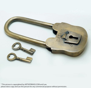 Working BATAVIA PADLOCK Storage Skeleton KEYS