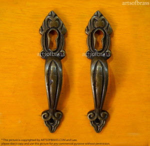 door handle with keyhole
